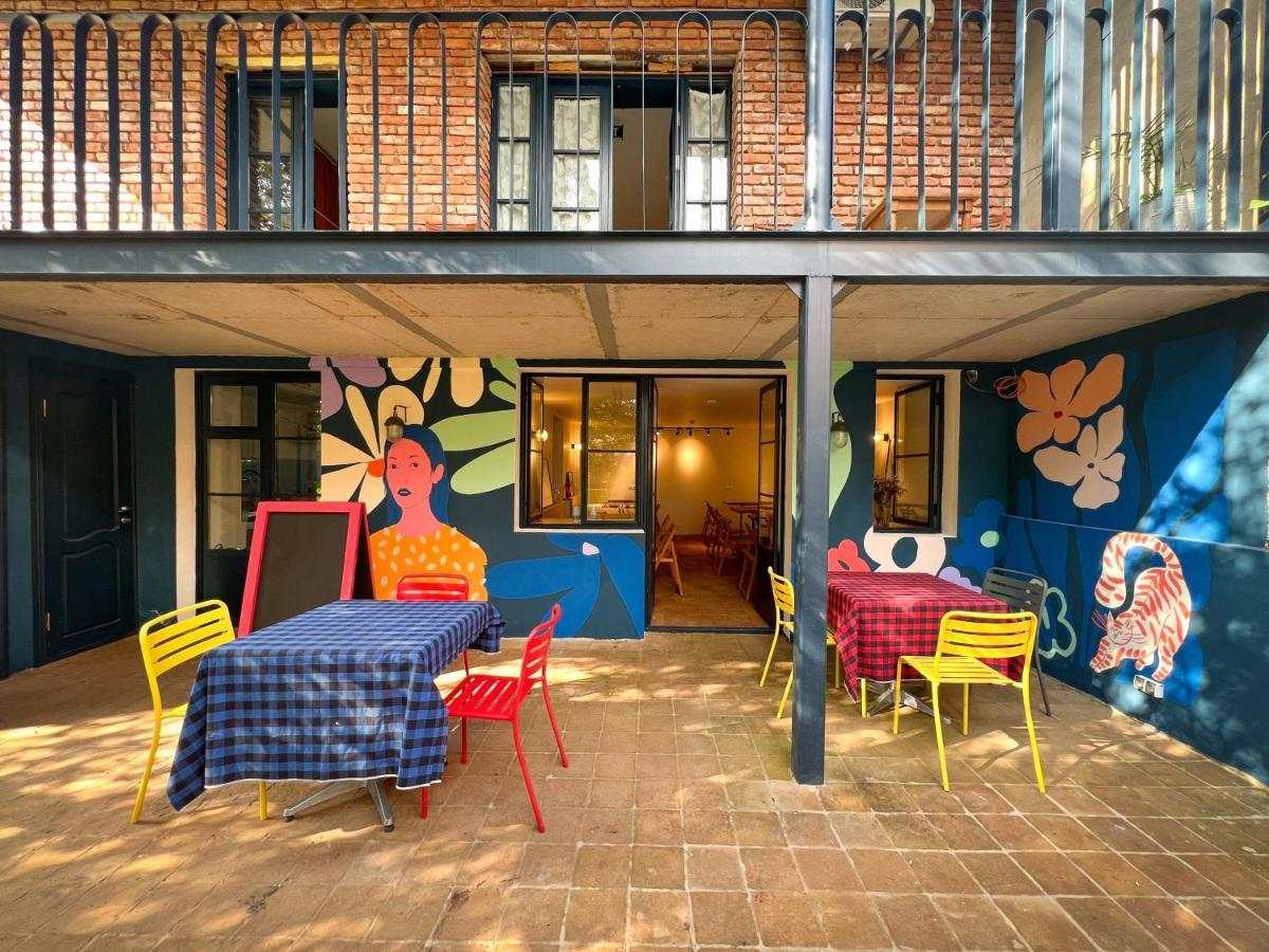 Black Tomato Hostel Koutaïssi Extérieur photo