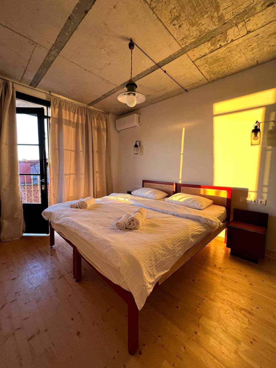 Black Tomato Hostel Koutaïssi Extérieur photo