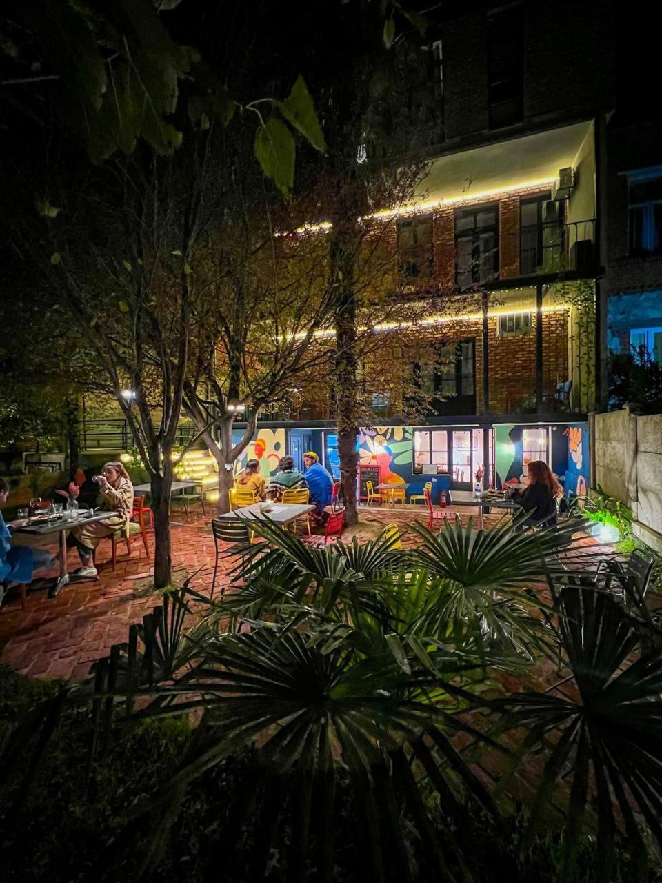 Black Tomato Hostel Koutaïssi Extérieur photo
